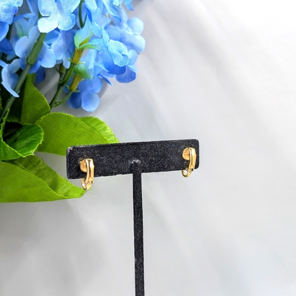 Simple Gold Plated Love Knot Design Vintage Clip On Earrings - Picture 4 of 4